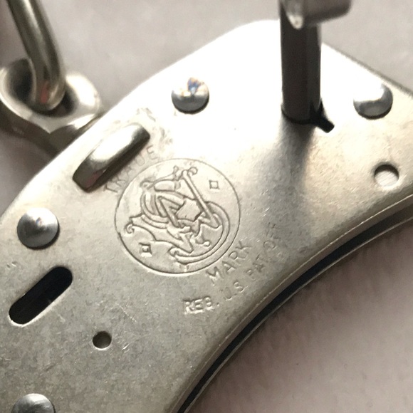 Smith & Wesson Handcuffs with keys | Model 100-1 - Picture 7 of 15